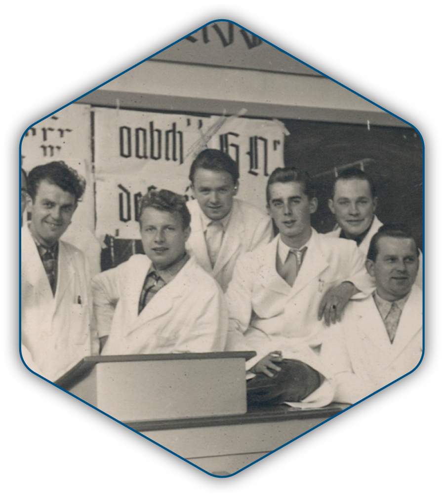 Historisches Gruppenbild mit sechs Männern aus der Malermeister-Schule 