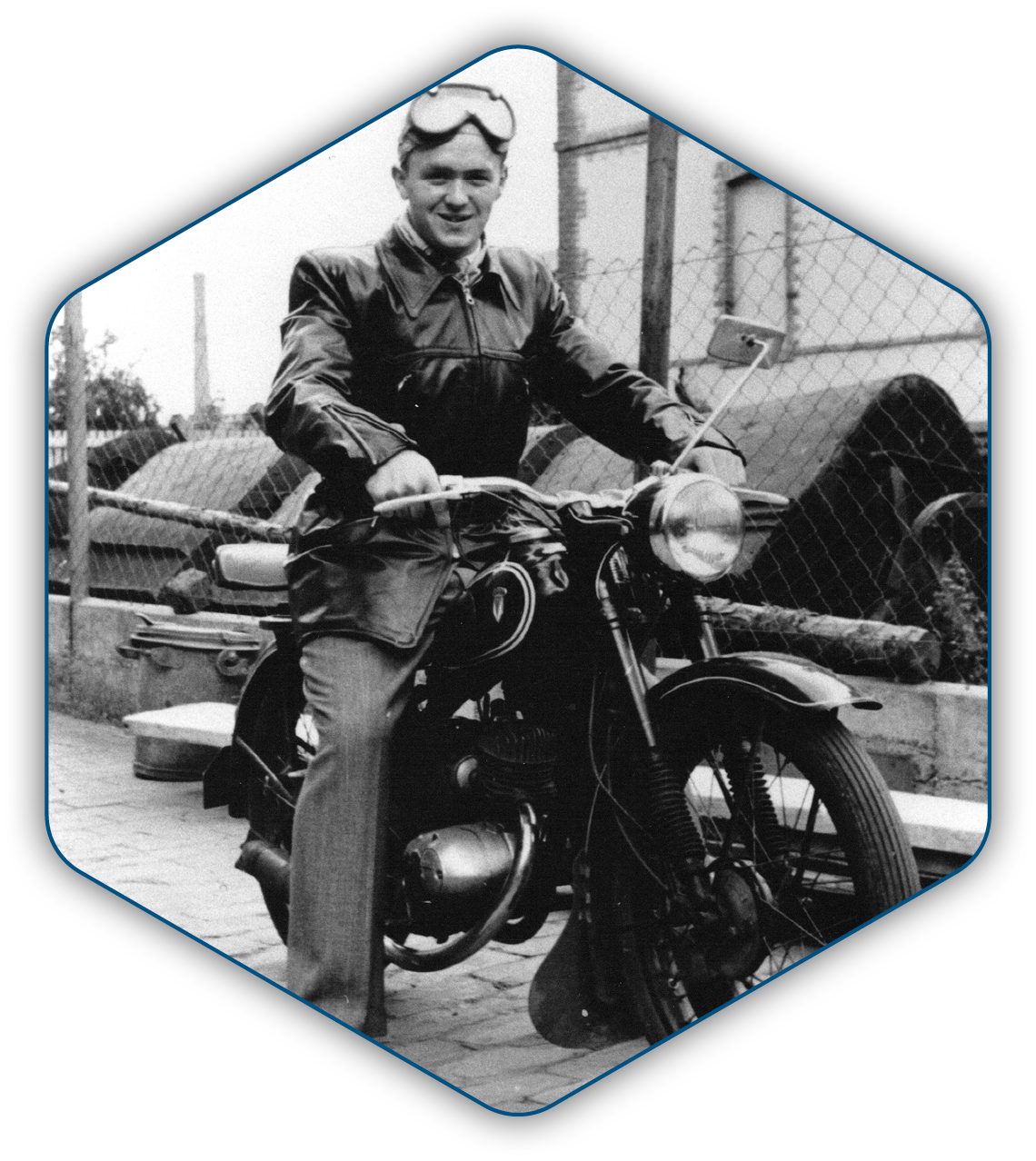 Historisches Bild von Heinrich Reinhardt auf seinem Motorrad