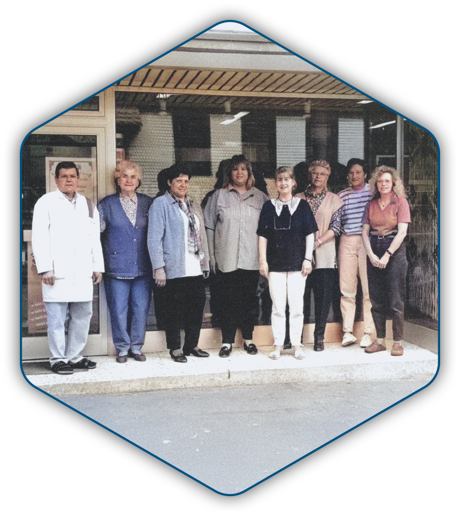 Gruppenbild der Belegschaft vor dem Fachgeschäft