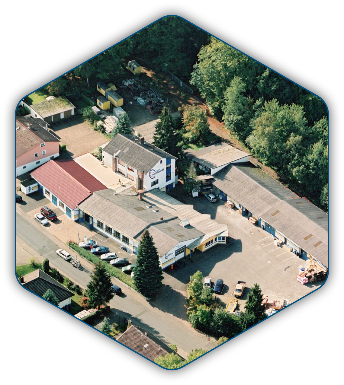 Luftaufnahme des Betriebsgelände in Stadtallendorf mit allen Hallen, Freiflächen und Nebengebäuden