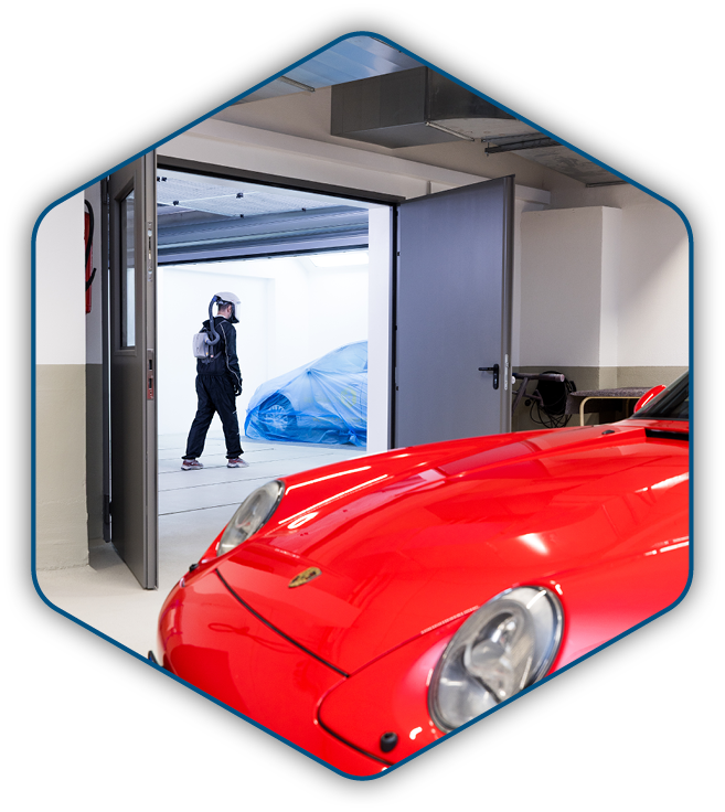 Einblick in die neue Lackiererei, im Vordergrund ein Roter Porsche 993