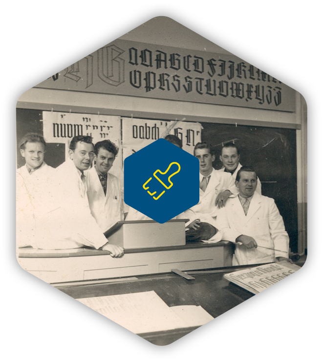 Historisches Teambild mit acht Männern aus der Gründungszeit des Malerbetriebes