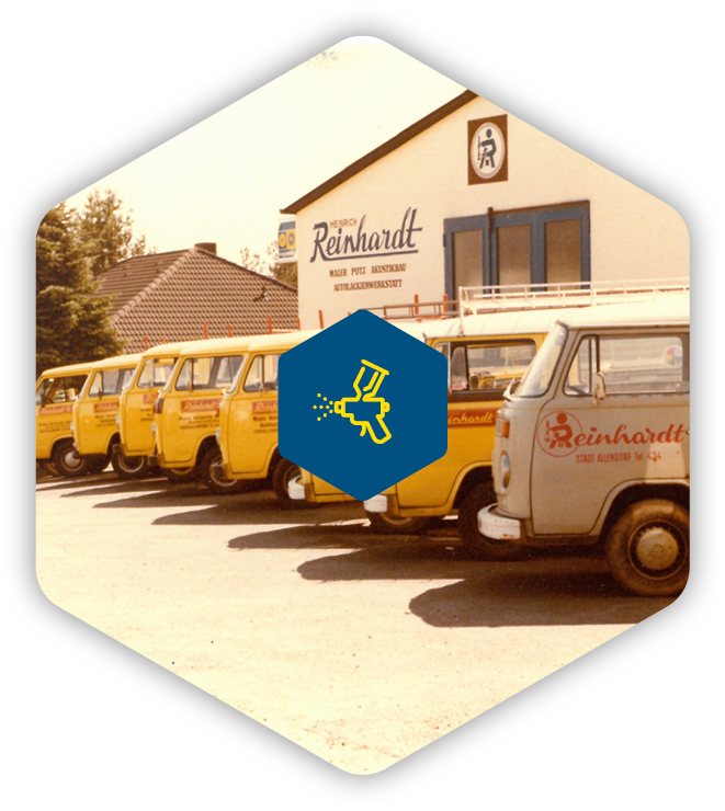Historisches Archivbild der Lackiererei, Aussenansicht mit Fuhrpark
