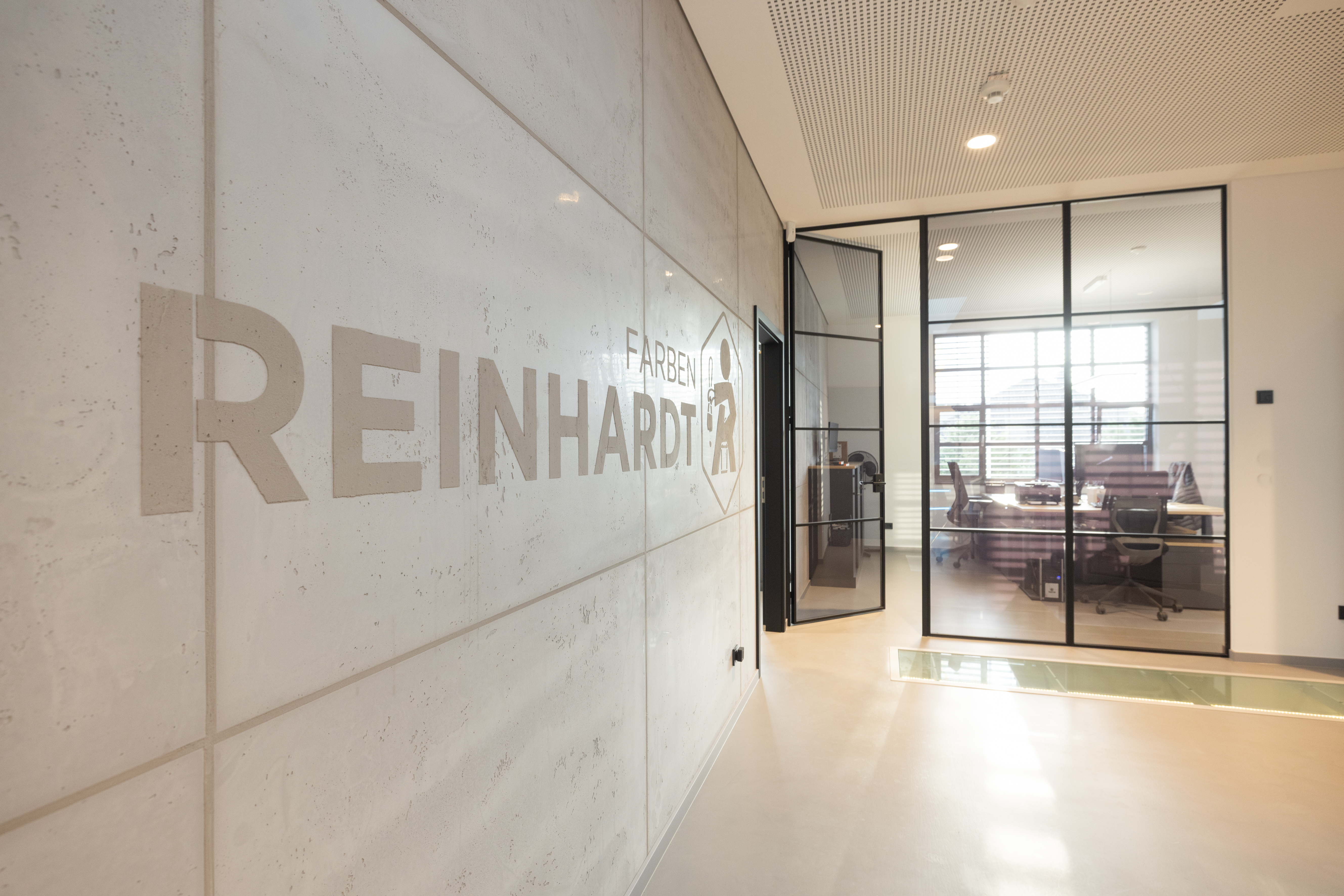 Innenbereich Neubau mit Blick auf Glaselement und Beton-Optik-Wand