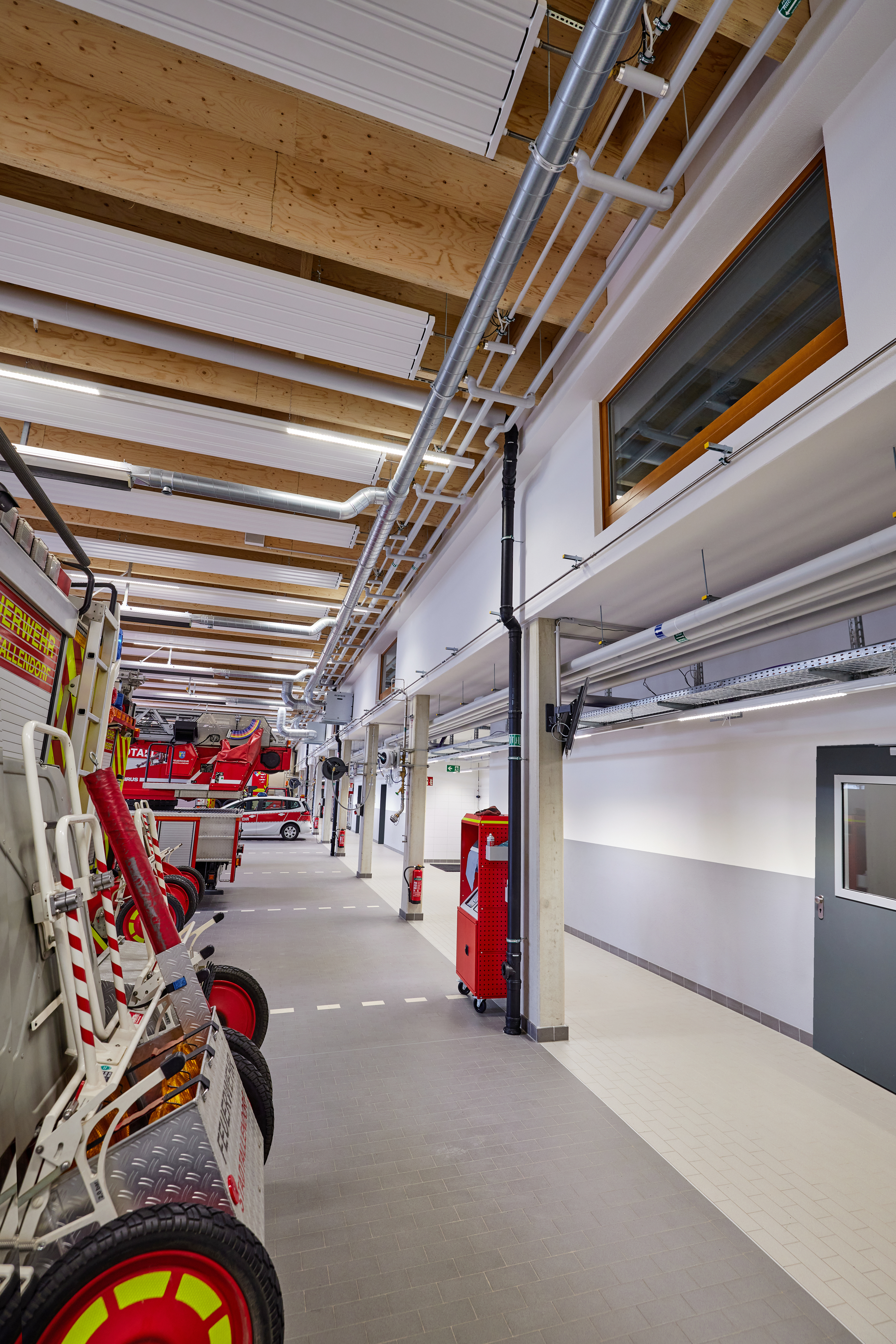 Innenansicht der Fahrzeughalle in der Feuerwehr Stadtallendorf