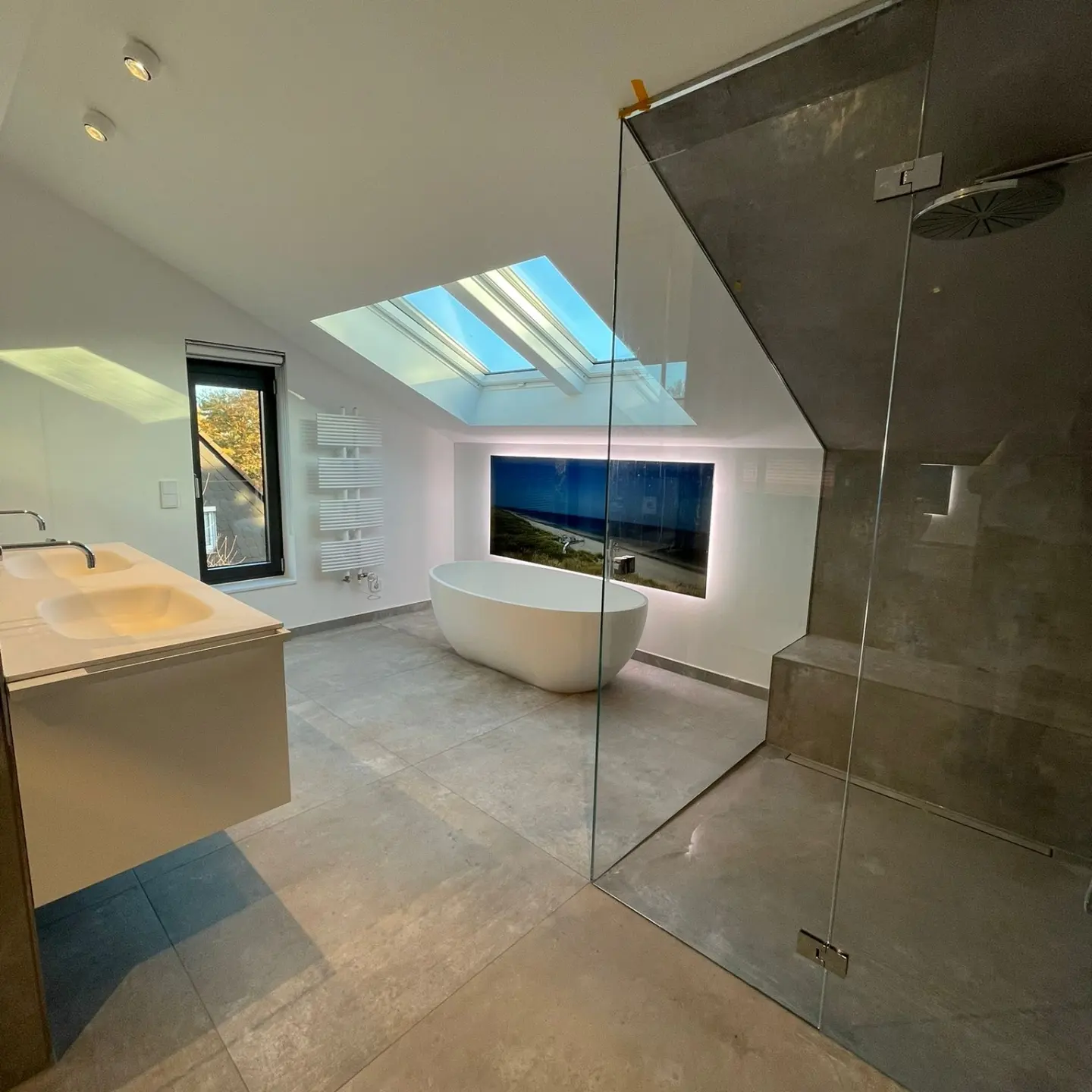 Modernes Bad mit Dachschrägen und begehbarer Dusche sowie einer freistehenden Badewanne