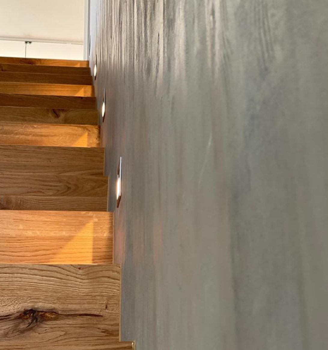 Ansicht eines Treppenaufgang mit veredelter Oberfläche der Wand in Betonoptik