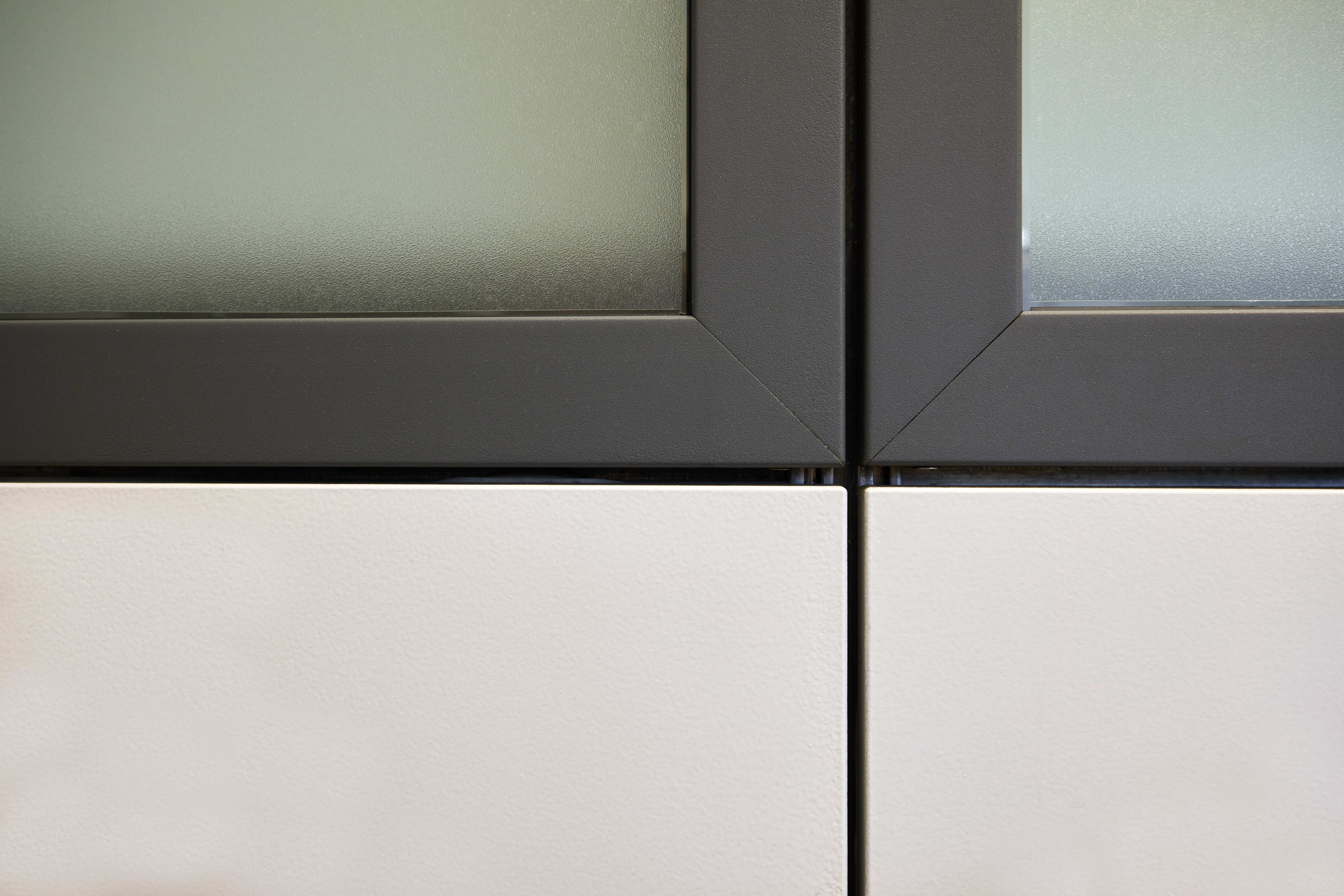 Detailaufnahme lackierter Metalloberflächen baulicher Bestandteile der Büromodernisierung