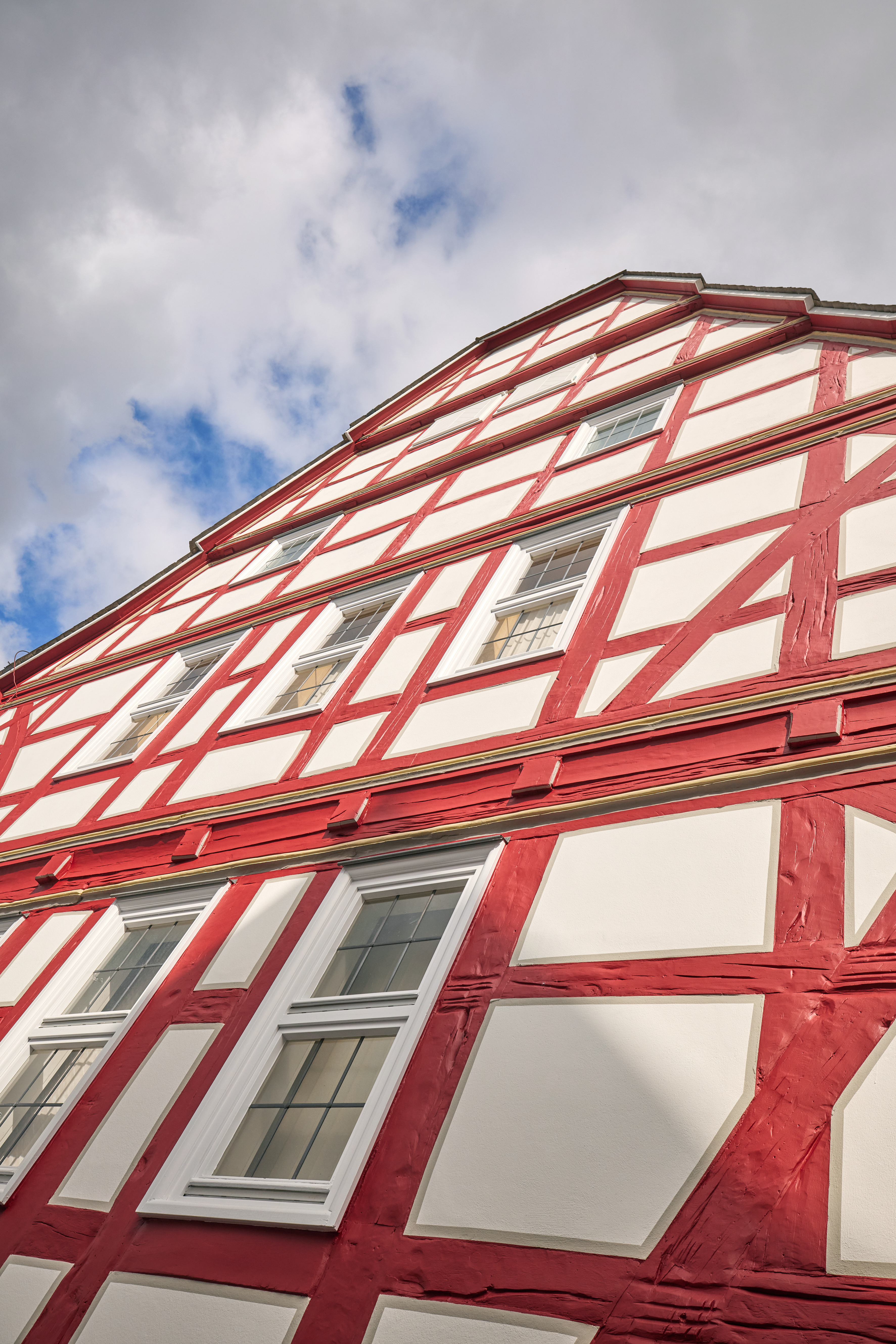 Detailaufnahme des roten Fachwerks des Rathauses in Homberg Ohm