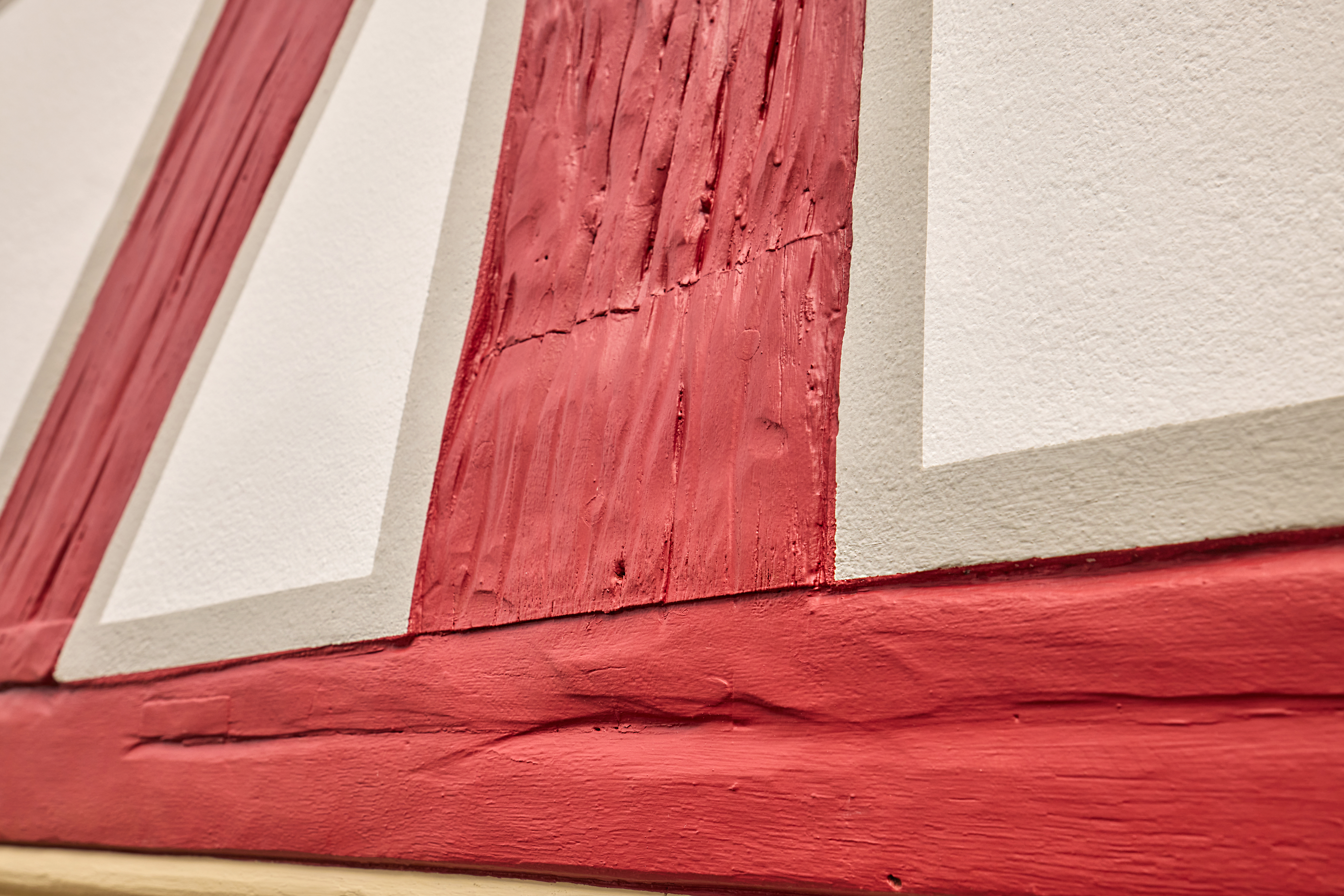 Detailaufnahme des roten Fachwerks des Rathauses in Homberg Ohm