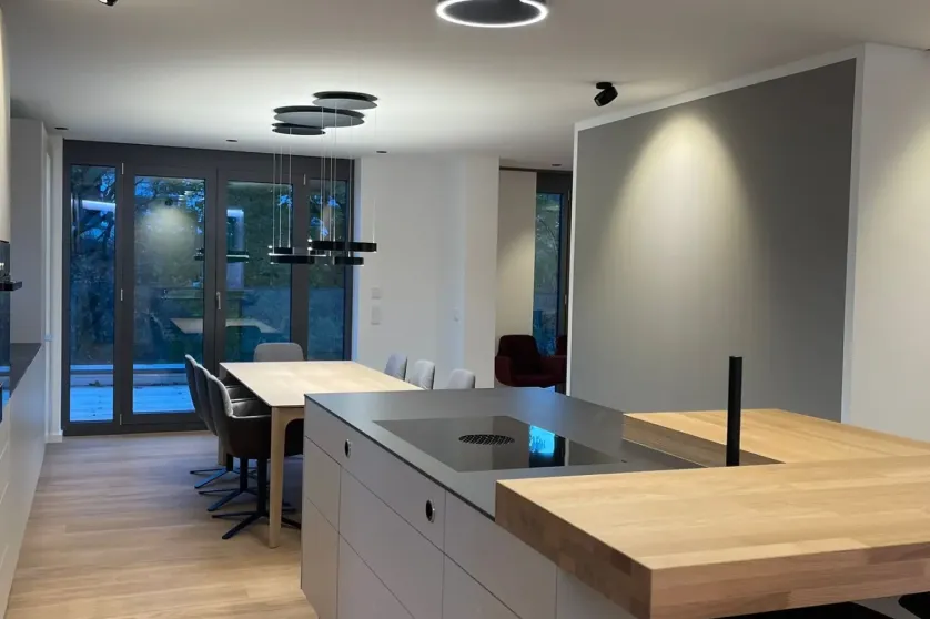 Ansicht eines modernen Essbereiches mit Blick aus der Küche