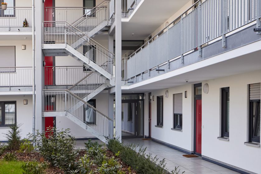 Ansicht eines modernen mehrstöckigen Innenhofes eines Wohngebäudes