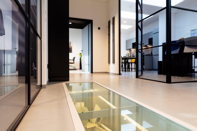 Innenbereich Neubau mit Blick auf Glaselemente und Fußboden