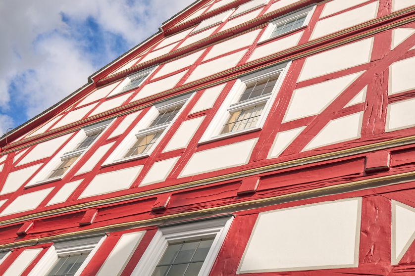 Detailaufnahme des roten Fachwerks des Rathauses in Homberg Ohm