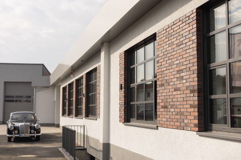 Außenansicht mit Klinker-Elementen und Stahlsprossen-Fenstern