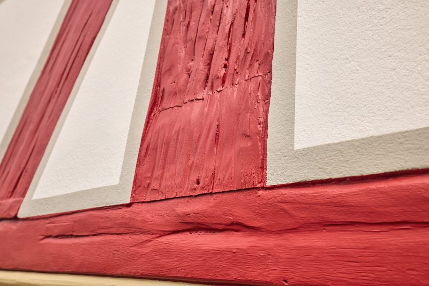 Detailaufnahme des roten Fachwerks des Rathauses in Homberg Ohm