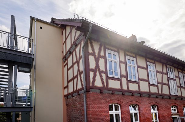 Aussenansicht des frisch renovierten Fachwerkhauses auf Backsteinsockel