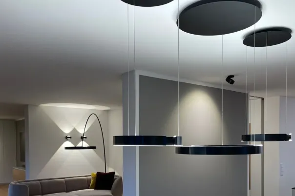 Ansicht eines modernen Essbereiches mit Blick in ein Wohnzimmer