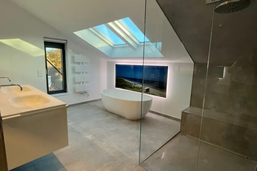 Modernes Bad mit Dachschrägen und begehbarer Dusche sowie einer freistehenden Badewanne