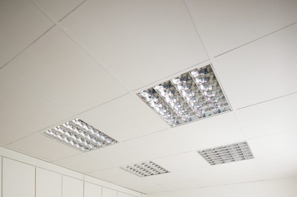 Ansicht eines modernen Büros mit hochwertigem Holzfußboden