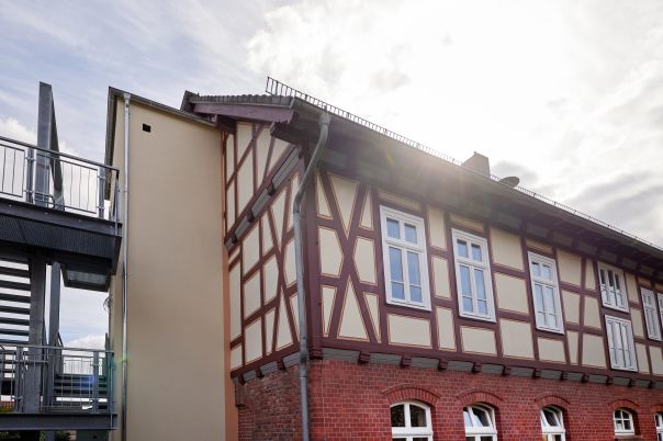 Aussenansicht des frisch renovierten Fachwerkhauses auf Backsteinsockel