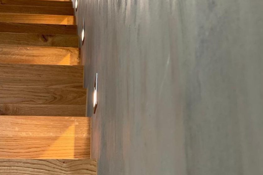 Ansicht eines Treppenaufgang mit veredelter Oberfläche der Wand in Betonoptik