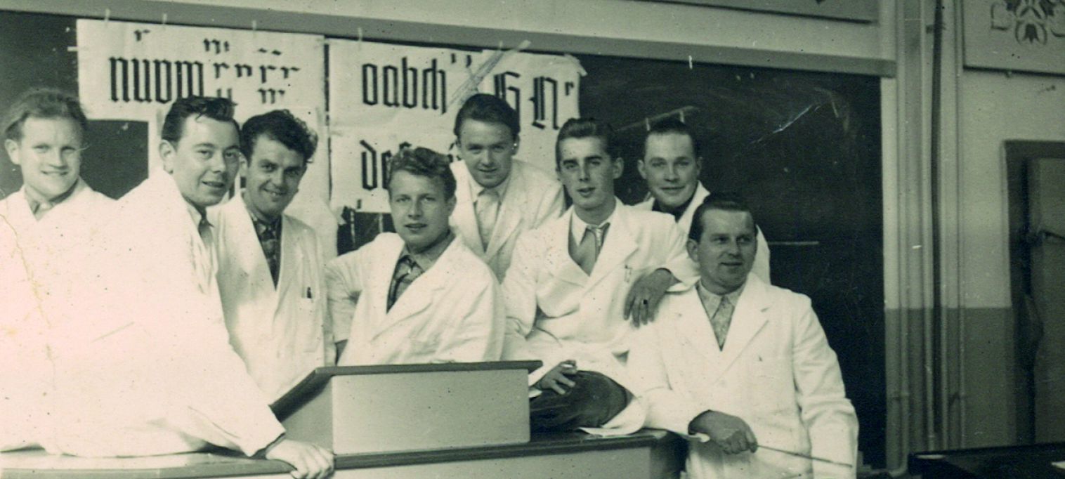 Historisches Foto einer Gruppe von Männern in der Maler-Meisterschule