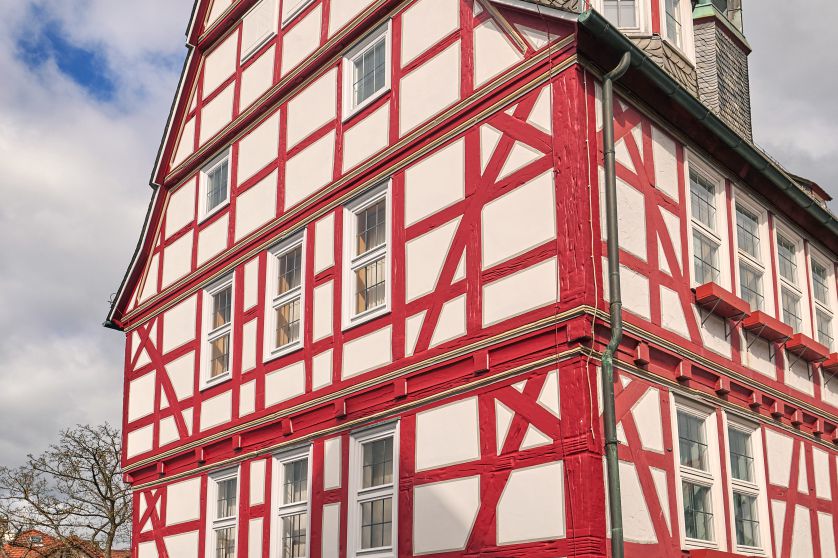 Aussenansicht des frisch renovierten Fachwerk-Rathauses in Homberg Ohm