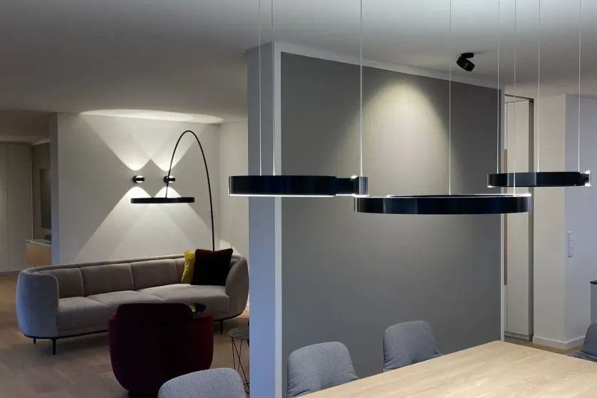 Ansicht eines modernen Essbereiches mit Blick in ein Wohnzimmer