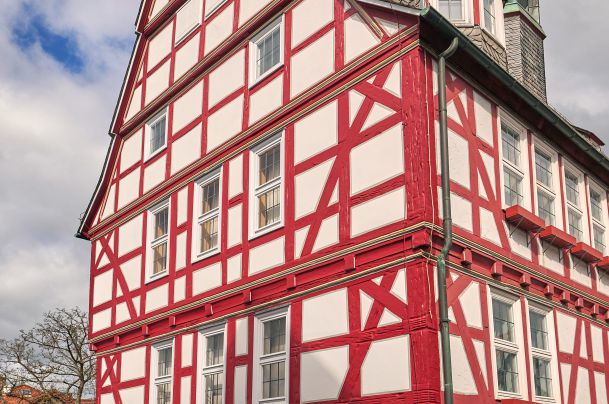 Aussenansicht des frisch renovierten Fachwerk-Rathauses in Homberg Ohm