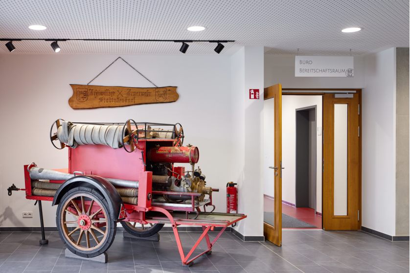 Historischer Anhänger eins Feuerwehrfahrzeug