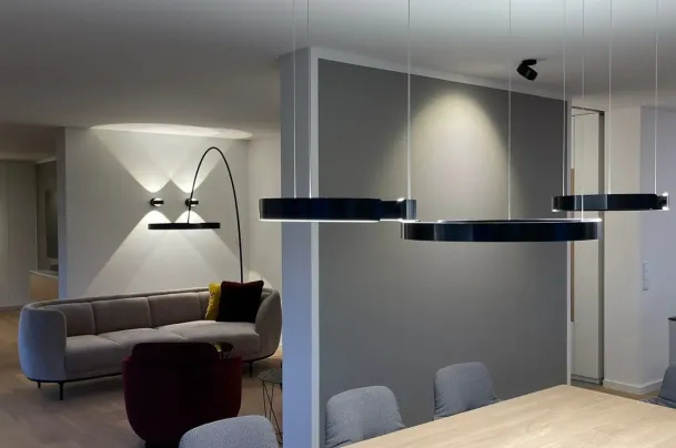 Ansicht eines modernen Essbereiches mit Blick in ein Wohnzimmer