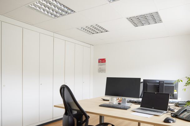 Ansicht eines modernen Büros mit hochwertigem Holzfußboden