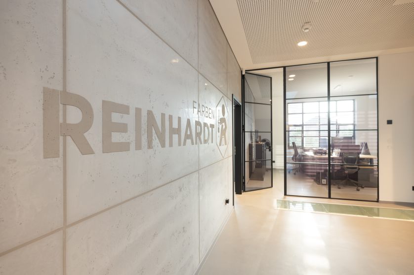 Innenbereich Neubau mit Blick auf Glaselement und Beton-Optik-Wand