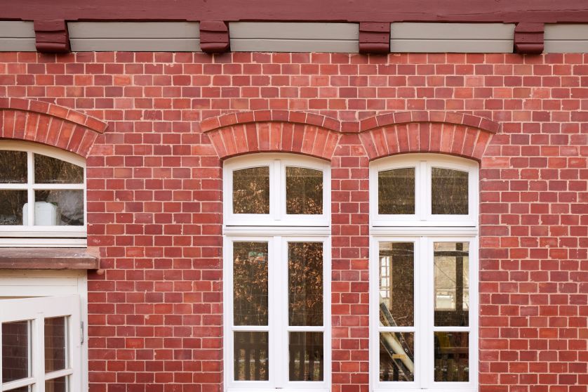 Detailaufnahme des Backsteinsockels