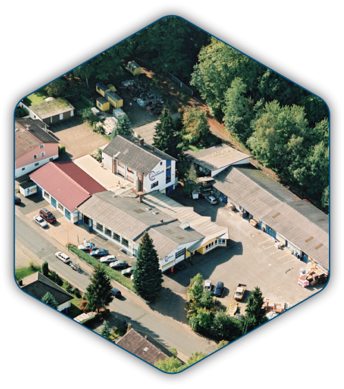 Luftaufnahme des Betriebsgelände in Stadtallendorf mit allen Hallen, Freiflächen und Nebengebäuden