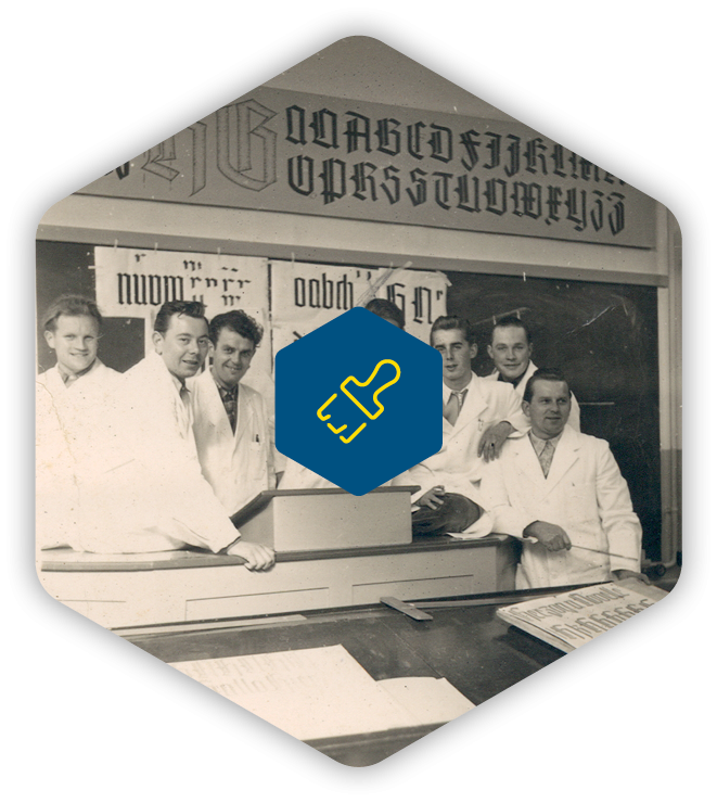 Historisches Teambild mit acht Männern aus der Gründungszeit des Malerbetriebes