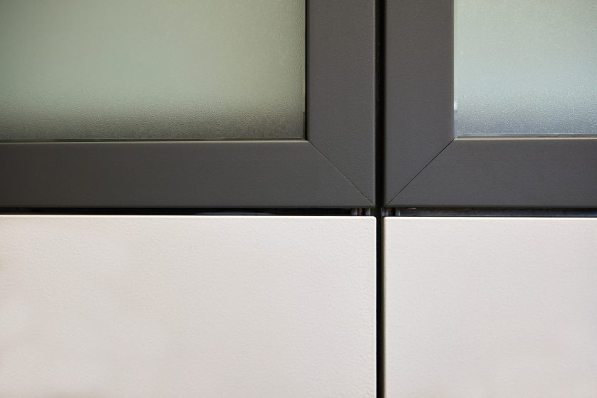 Detailaufnahme lackierter Metalloberflächen baulicher Bestandteile der Büromodernisierung