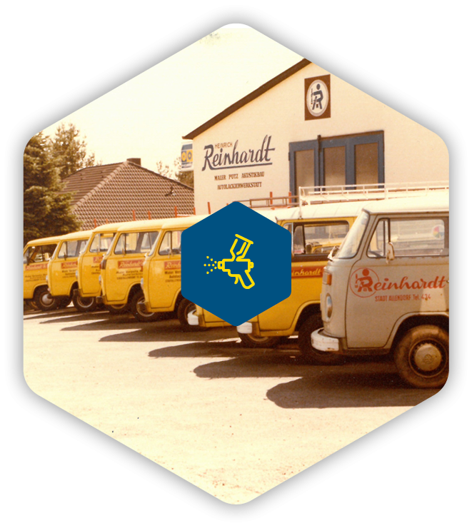 Historisches Archivbild der Lackiererei, Aussenansicht mit Fuhrpark