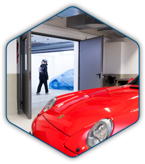 Einblick in die neue Lackiererei, im Vordergrund ein Roter Porsche 993