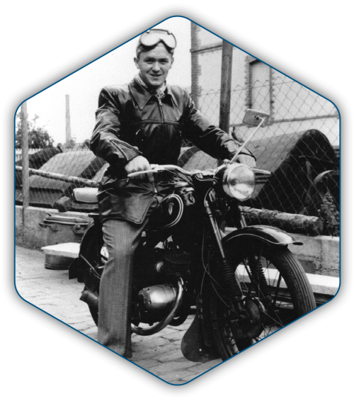 Historisches Bild von Heinrich Reinhardt auf seinem Motorrad