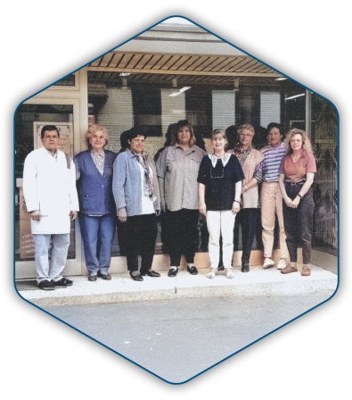 Gruppenbild der Belegschaft vor dem Fachgeschäft